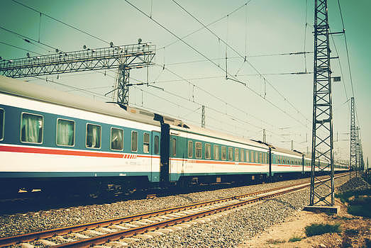 黔张常铁路首辆动检列车驶进龙山北站